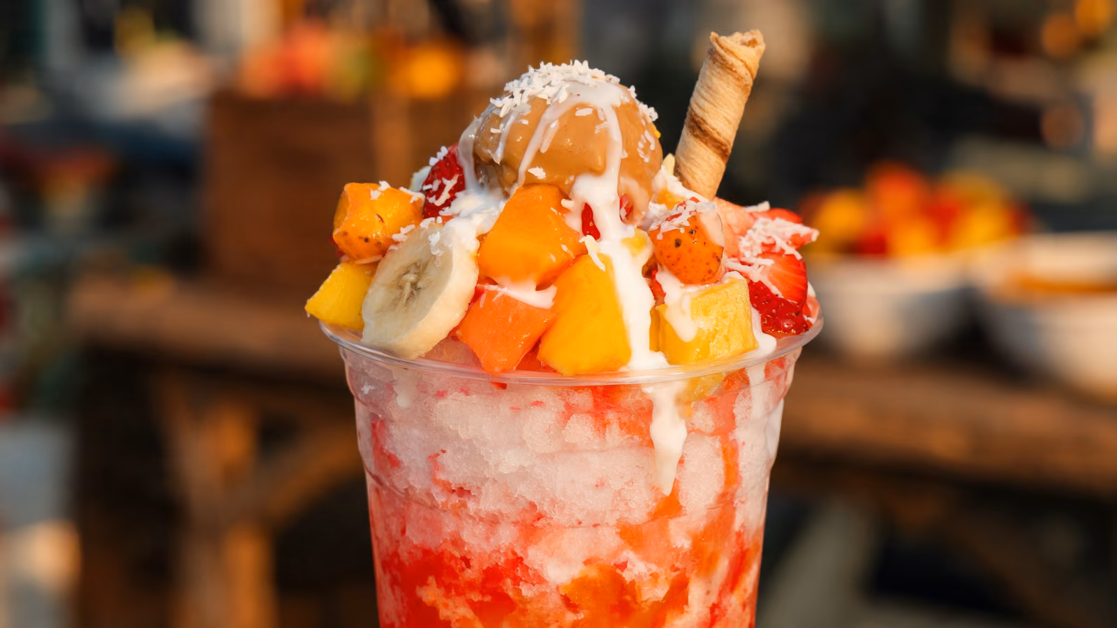 Cholado: qué es, origen en Jamundí y dónde probarlo 1 Cholado en vaso con hielo raspado, jarabe de frutas, mango, piña, banano, fresa, leche condensada, coco rallado y barquillo