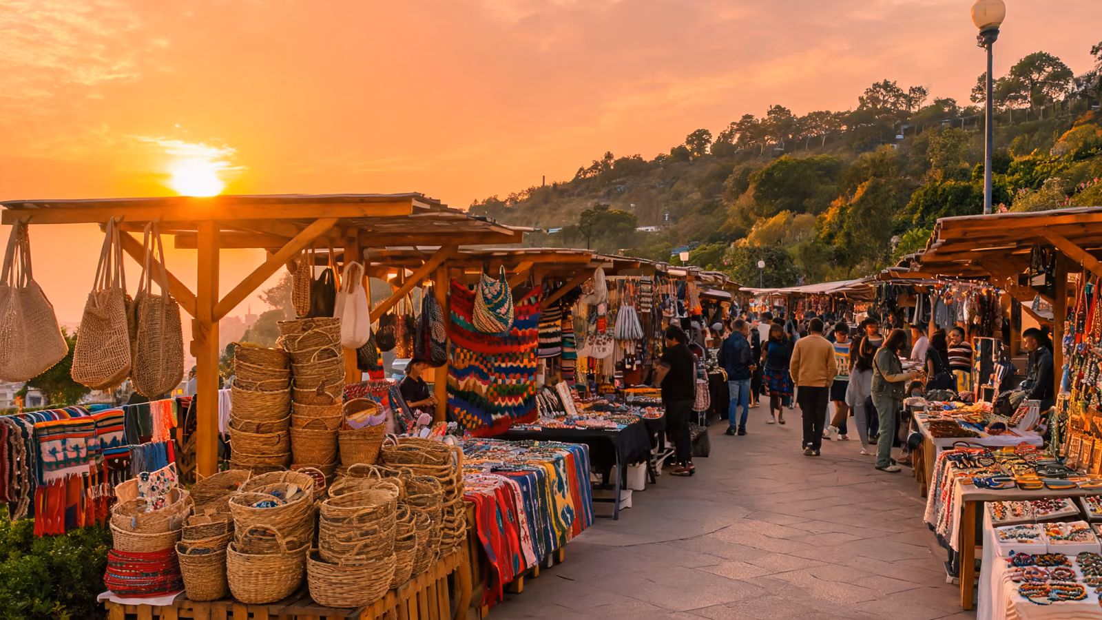 Parque Artesanal Loma de la Cruz en Cali: horario y qué comprar 1 Parque Artesanal Loma de la Cruz al atardecer: mercado de artesanías con mochilas y bolsos tejidos