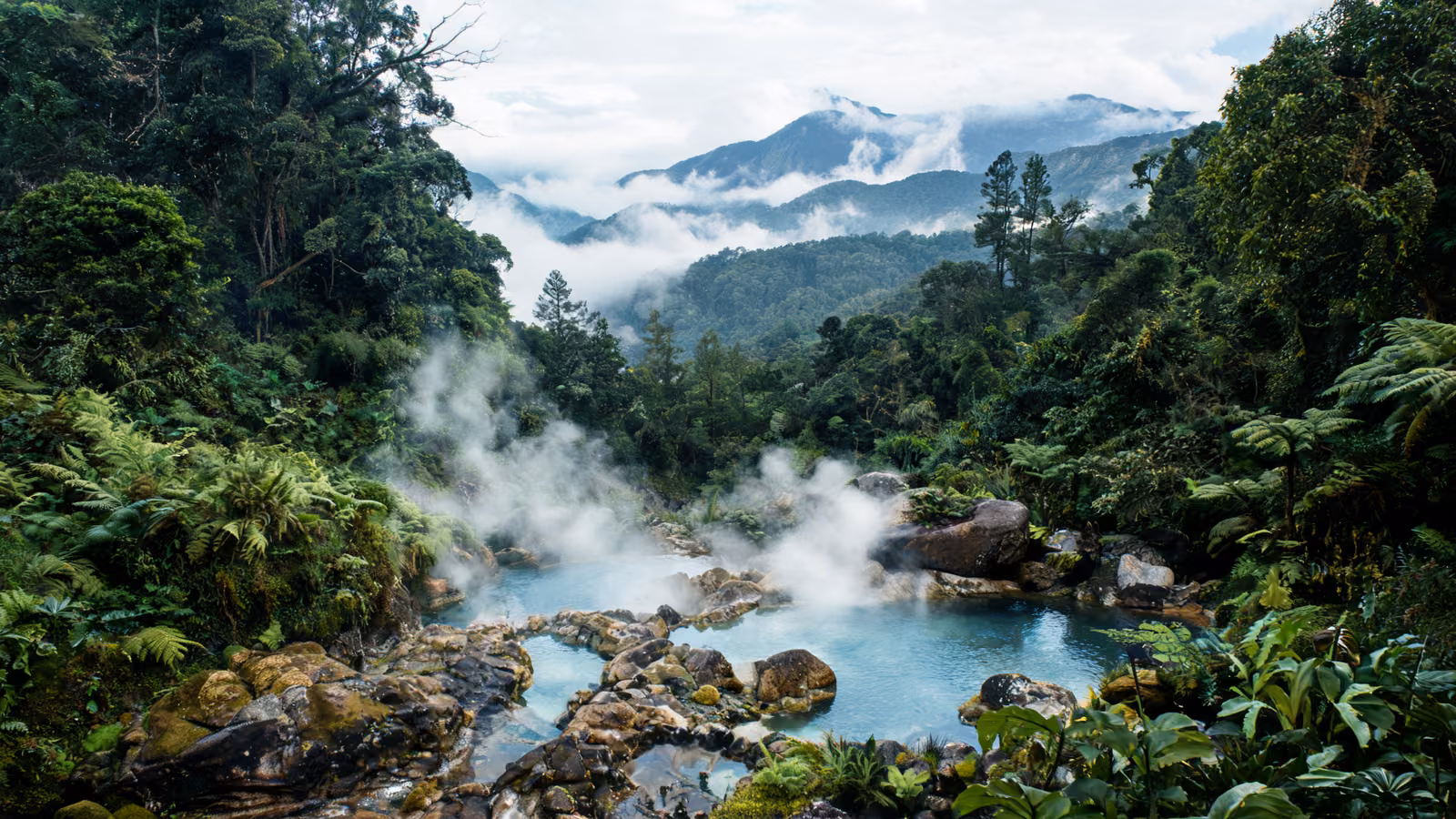 Termales cerca de Cali: opciones reales, distancias y rutas 1 Piscinas termales naturales humeantes en montañas andinas con bosque de niebla